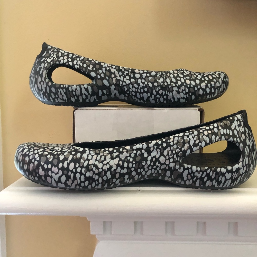 Crocs womens 9 speckled ballet flats shoes, slip ons.